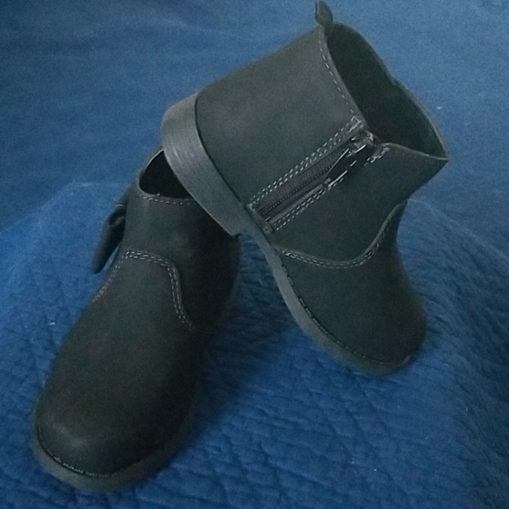 Black zippered boot with bow.